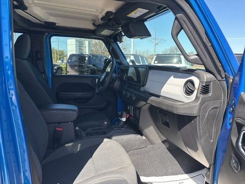 Used 2024 Jeep Gladiator Sport image 9
