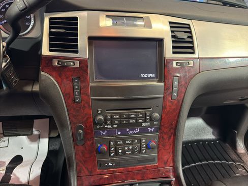 Used 2013 Cadillac Escalade ESV Luxury image 18