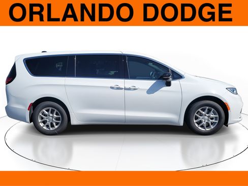Used 2026 Chrysler Pacifica Select FWD image 5