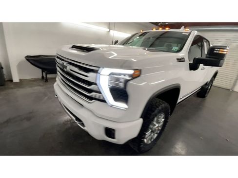 Used 2024 Chevrolet Silverado 2500 High Country w/ Technology Package image 4