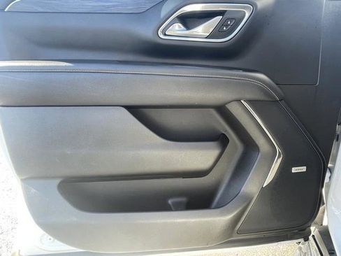 Used 2023 GMC Yukon XL SLT image 11