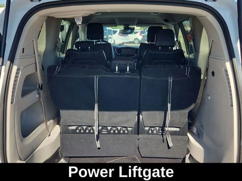 Used 2023 Chrysler Pacifica Touring-L image 13