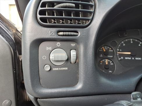 Used 2002 Chevrolet S10 Pickup LS w/ LS Preferred Equipment Group AWD/4WD image 19