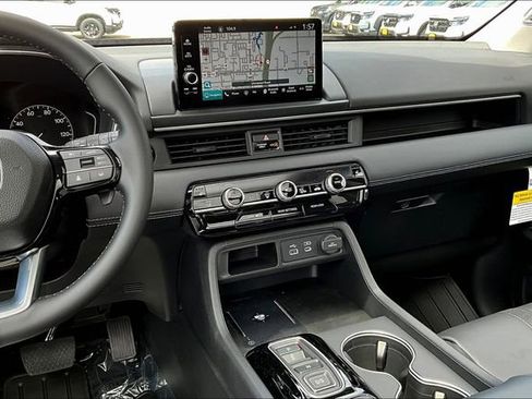New 2025 Honda Pilot Touring image 7