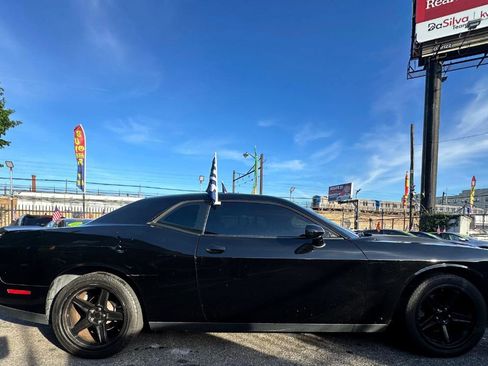 Used 2019 Dodge Challenger SXT RWD image 3