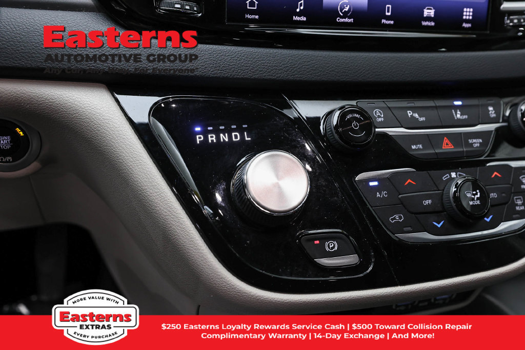 Used 2023 Chrysler Pacifica Touring-L FWD image 14