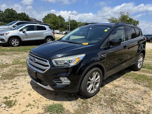 Used 2017 Ford Escape SE w/ Equipment Group 201A AWD/4WD image 3