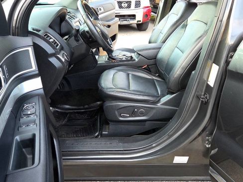 Used 2017 Ford Explorer XLT w/ Equipment Group 202A AWD/4WD image 27