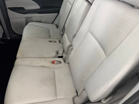 Used 2018 Toyota Highlander LE AWD/4WD image 29