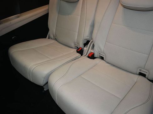 Used 2021 Mercedes-Benz GLS 450 4MATIC image 17