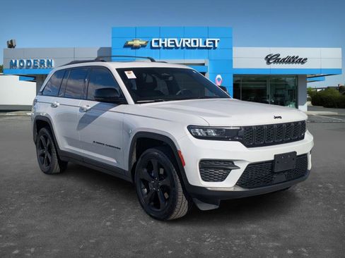 Used 2023 Jeep Grand Cherokee Altitude image 3