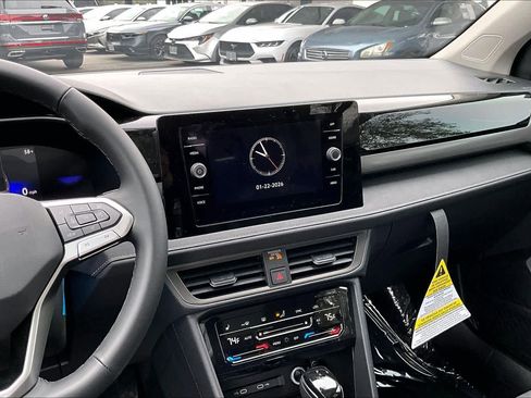 New 2026 Volkswagen Taos SE image 6