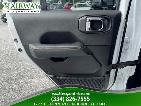 Used 2025 Jeep Wrangler Unlimited Sahara w/ Safety Group AWD/4WD image 28