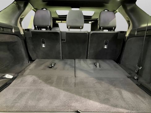 Used 2017 Land Rover Discovery SE image 32