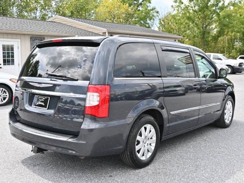 Used 2014 Chrysler Town & Country Touring FWD image 11
