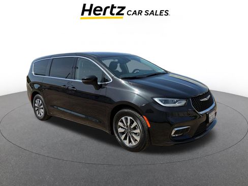 Used 2023 Chrysler Pacifica Touring-L image 1