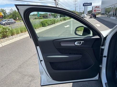 Used 2025 Volvo XC40 B5 Plus AWD/4WD image 18