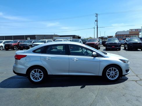 Used 2016 Ford Focus SE FWD image 2