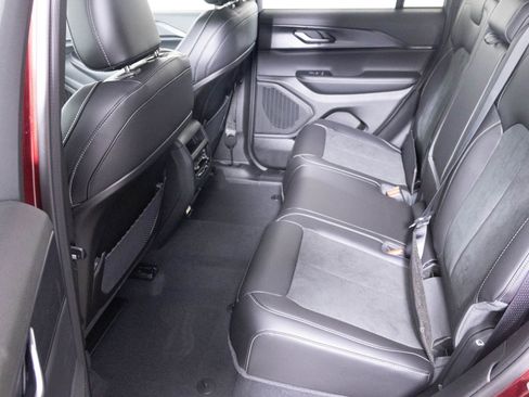 New 2025 Jeep Grand Cherokee Altitude image 27