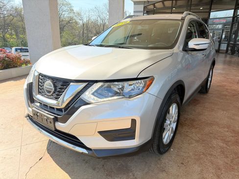 Used 2018 Nissan Rogue SV image 3