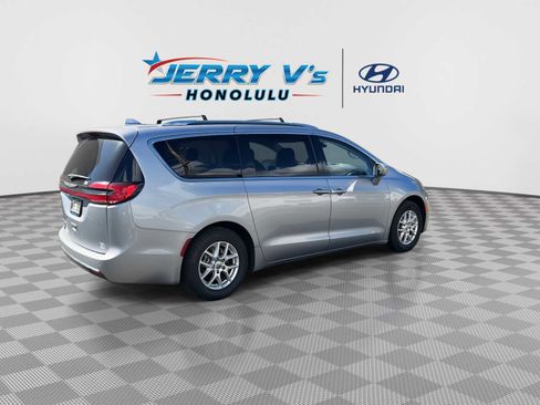 Used 2021 Chrysler Pacifica Touring-L image 8