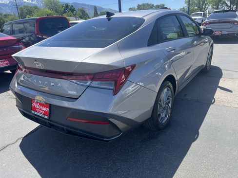 Used 2025 Hyundai Elantra Hybrid FWD image 8