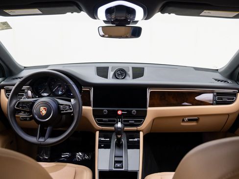 Certified 2025 Porsche Macan image 11