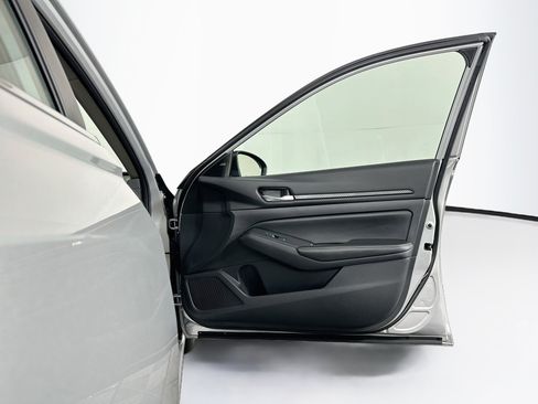 Used 2025 Nissan Altima 2.5 SV FWD image 30