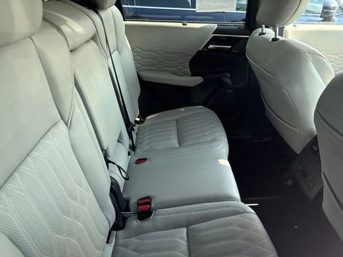 Used 2025 Mitsubishi Outlander AWD image 10
