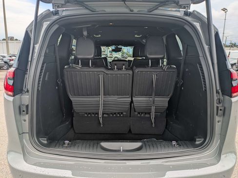 Used 2025 Chrysler Pacifica Select FWD image 12
