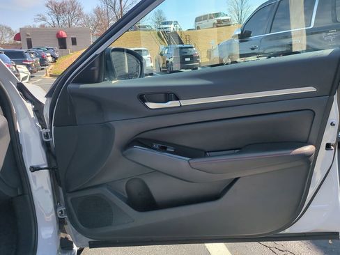 Used 2025 Nissan Altima 2.5 SR AWD/4WD image 32