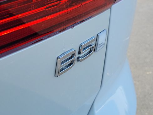 Used 2022 Volvo XC60 B5 R-Design w/ Protection Package Premier FWD image 6