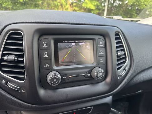 Used 2018 Jeep Compass Latitude FWD image 20
