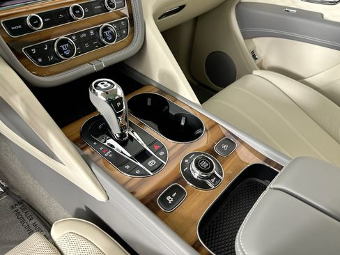 Used 2025 Bentley Bentayga Extended Wheelbase image 13