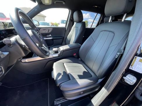 Used 2023 Mercedes-Benz GLB 250 4MATIC w/ Premium Package image 11