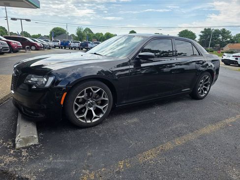 Used 2017 Chrysler 300 S w/ 300S Premium Group RWD image 5