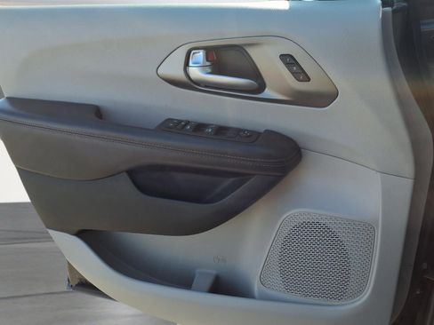 Used 2020 Chrysler Pacifica Touring-L image 17