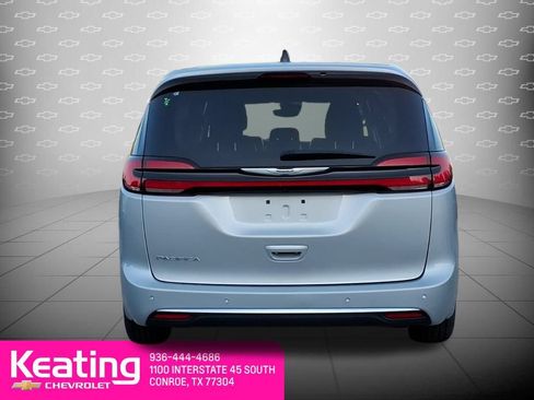Used 2024 Chrysler Pacifica Touring-L FWD image 7