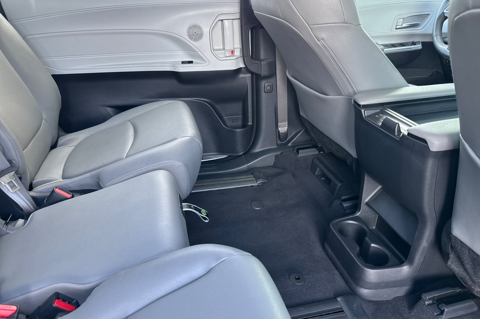 Used 2025 Toyota Sienna XLE FWD image 20