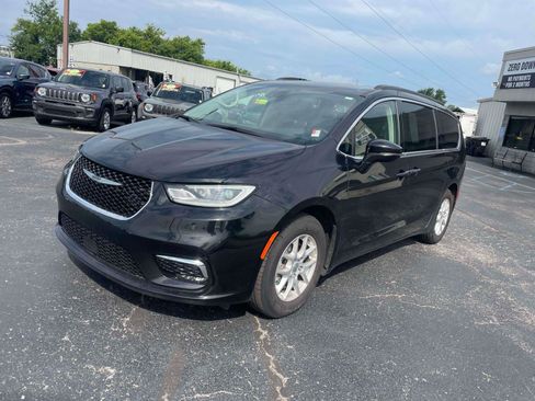 Used 2022 Chrysler Pacifica Touring-L FWD image 2