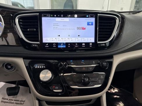 Used 2023 Chrysler Pacifica Limited FWD image 25