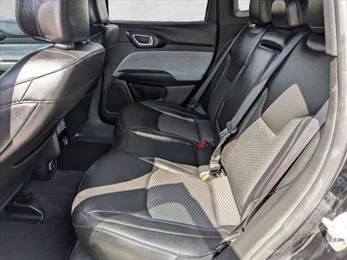 Used 2024 Jeep Compass Latitude image 17