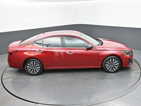 Used 2024 Nissan Altima 2.5 SV image 39