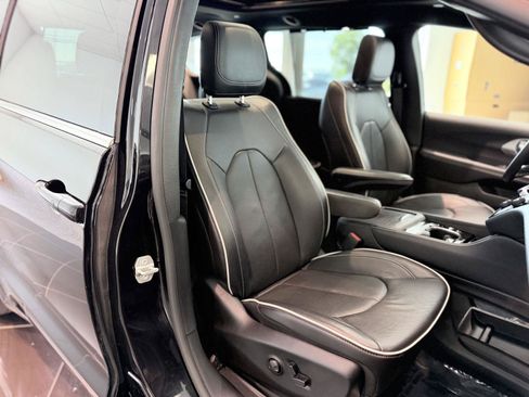 Used 2026 Chrysler Pacifica Limited FWD image 35