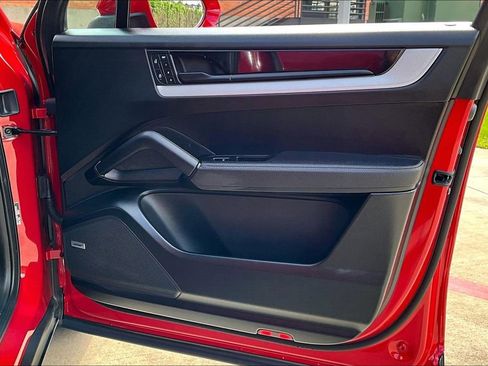 Used 2024 Porsche Cayenne image 25