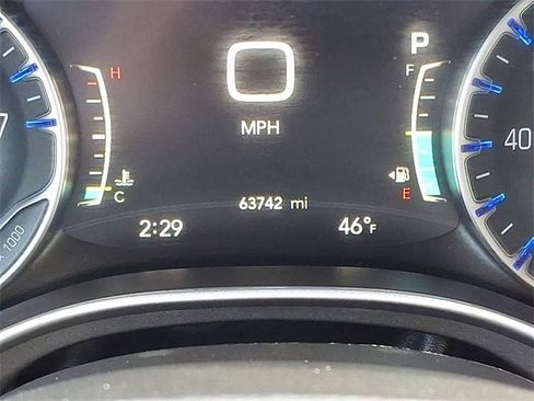 Used 2024 Chrysler Pacifica Touring-L image 19