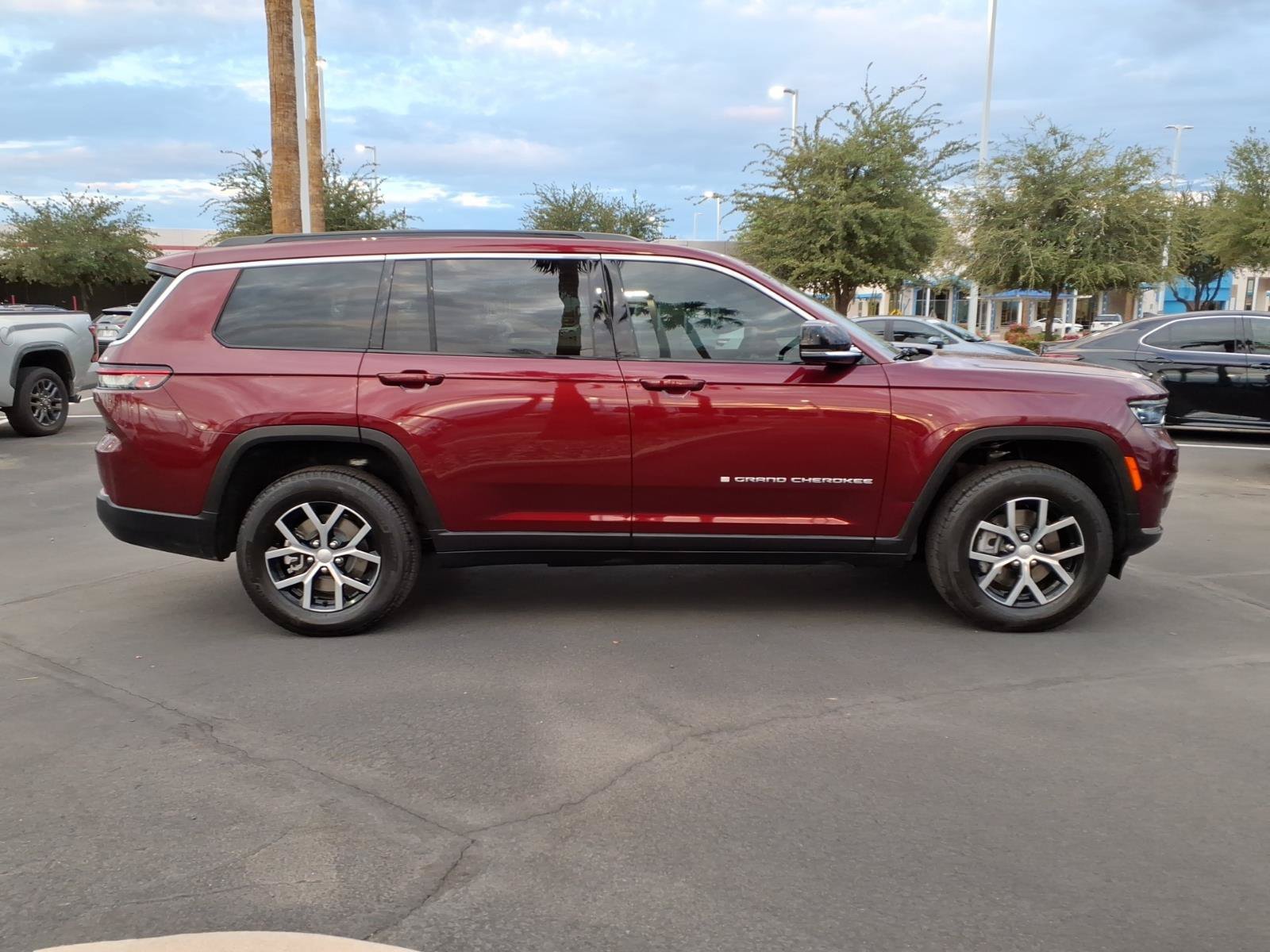 Used 2025 Jeep Grand Cherokee L Limited w/ Trailer Tow Package RWD image 3