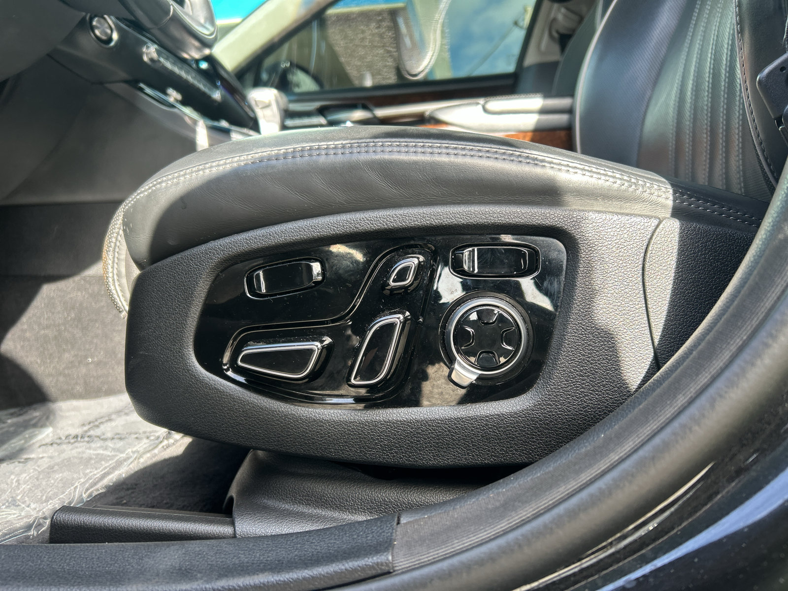 Used 2019 Genesis G90 3.3T Premium RWD image 14
