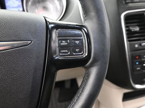 Used 2015 Chrysler Town & Country Limited image 31