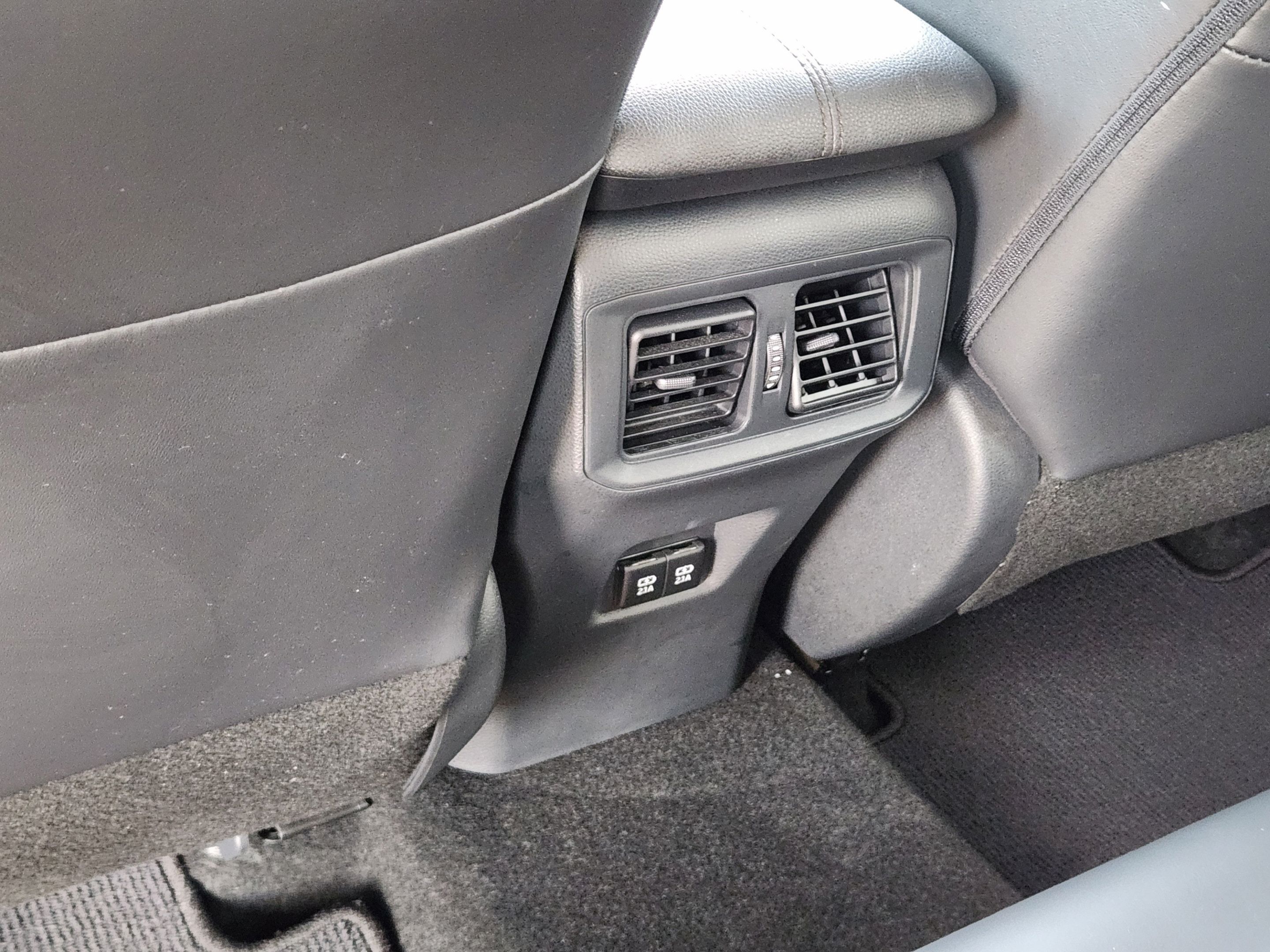 Used 2019 Toyota RAV4 Limited w/ Cold Weather Package FWD image 27